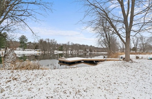 Marmora House | Budget-Friendly Lakeside Retreat with Family Amenities
