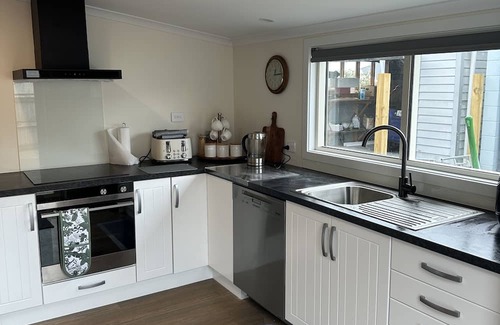 Timaru House | Renovated Duck Back Cottage Near Bay & Town - Pet Friendly