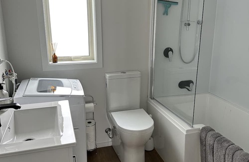 Timaru House | Renovated Duck Back Cottage Near Bay & Town - Pet Friendly