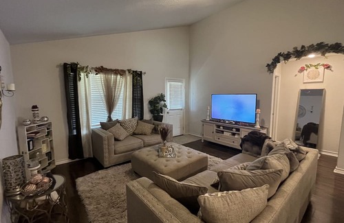 Medina Valley House | Perfect Staycation: Your Home Near LAB and Sea World