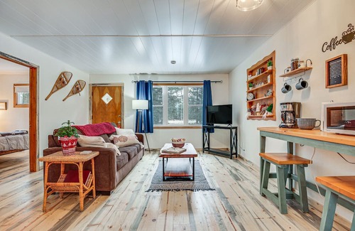 Tomahawk Cottage | Riverside Retreat: Fish, Kayak & Relax Near Somo River