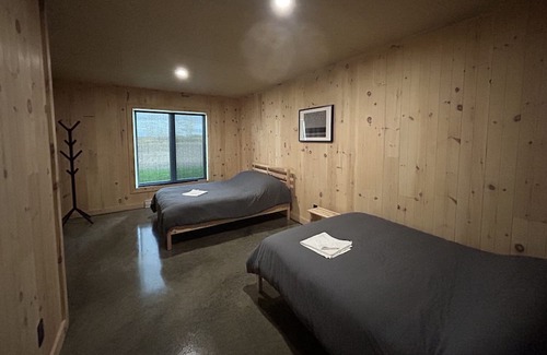 Sainte-Seraphine Cabin | Le Lodge Vous Offre une Expérience Paisible et Immersive en Zone Agricole