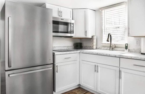 Yorkville Cottage | Cozy Deluxe Cottage with Loft & Family-Friendly Kitchen