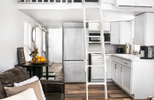 Yorkville Cottage | Cozy Deluxe Cottage with Loft & Family-Friendly Kitchen