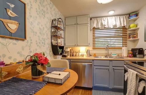 Texarkana House | Pecan Carriage House: Cozy Retreat with Pool & Kitchen
