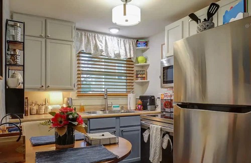 Texarkana House | Pecan Carriage House: Cozy Retreat with Pool & Kitchen