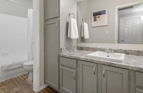 The Islands Apartment | Modern Apartment in Prime Location: Family-Friendly Stay