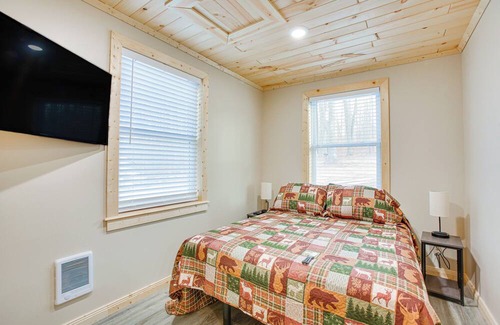 Cadillac Cabin | Guest Rated 10/10: Michigan Retreat with Fire Pit & Grill