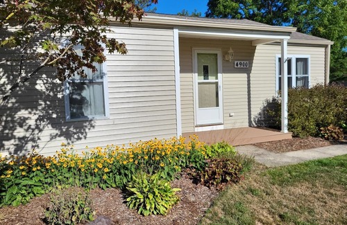 Midland House | Lovely Small Town Escape: Nature, Spa & Pet Friendly