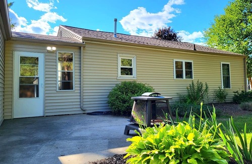 Midland House | Lovely Small Town Escape: Nature, Spa & Pet Friendly