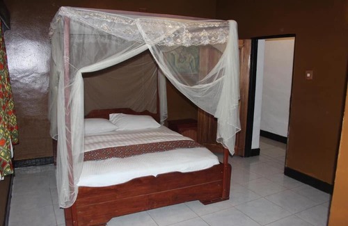 Ruhengeri Bed & Breakfast | Amahoro Guesthouse - Queen Room With Private Bathroom