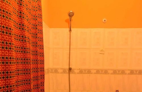 Ruhengeri Bed & Breakfast | Amahoro Guesthouse - Queen Room With Private Bathroom