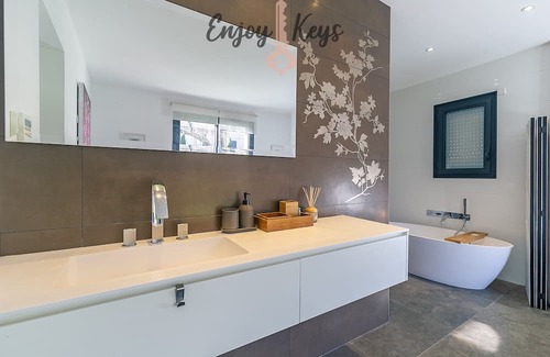 Salon-de-Provence Villa | Discover Villa 'Maison Au Cœur De La Ville' with Private Pool