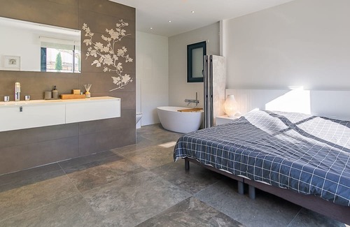 Salon-de-Provence Villa | Discover Villa 'Maison Au Cœur De La Ville' with Private Pool