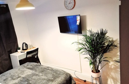 Sutton Central Apartment | Inviting Brunswick Rooms for Families in Sutton