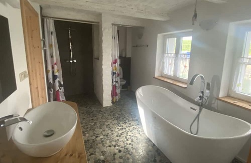 Oberndorf House | Cozy Reetdachkate am Deich with Pet-Friendly Amenities