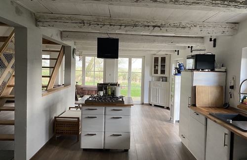 Oberndorf House | Cozy Reetdachkate am Deich with Pet-Friendly Amenities
