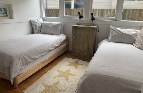 Budgewoi Cottage | Charming 60's Budgewoi Beach House - Pet Friendly & Close to Ocean