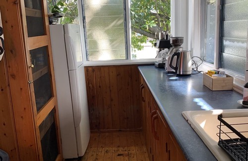 Budgewoi Cottage | Charming 60's Budgewoi Beach House - Pet Friendly & Close to Ocean