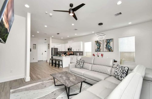 OST - South Union House | Artsy Haus: Innercity Retreat with Pet-Friendly Amenities