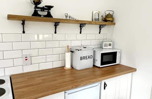 Milltownpass Cottage | Tranquil Willow Cottage: Your Ideal Countryside Escape
