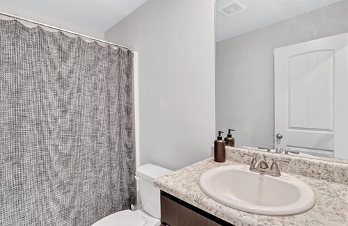 Hampton House | Sleeps 10 ~ King Bed ~ Firepit ~ Smart TV