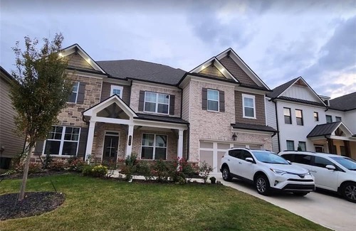 Auburn House | Ideal Room for Work and Play with Child-Friendly Amenities