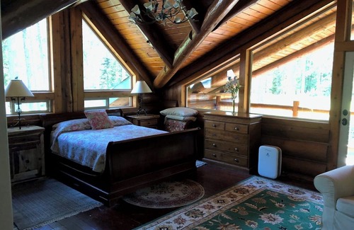 Eugene House | Enchanting Log Lodge Surrounded by 5 Acres of Nature