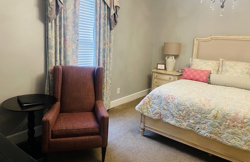 Clemmons Apartment | Delightful Lord Linville King Room - Pool & Kitchen Access