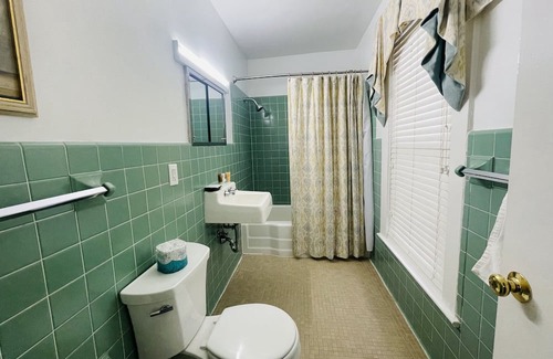 Clemmons Apartment | Delightful Lord Linville King Room - Pool & Kitchen Access