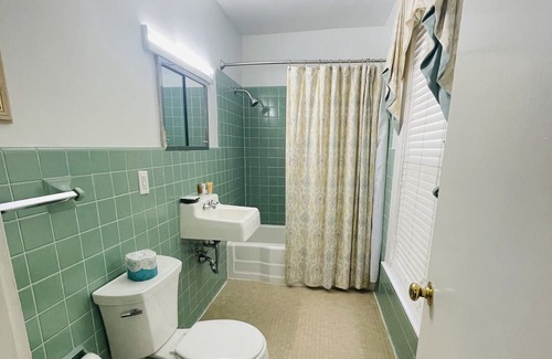 Clemmons Apartment | Delightful Lord Linville King Room - Pool & Kitchen Access