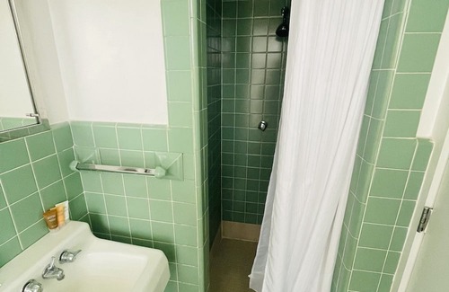 Clemmons Apartment | Comfortable Arboretum Room with Pool and Kitchen Access
