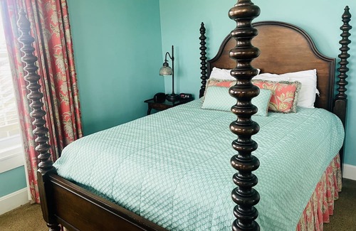 Clemmons Apartment | Cozy Oak Tree Room with Pool and Kitchen Amenities