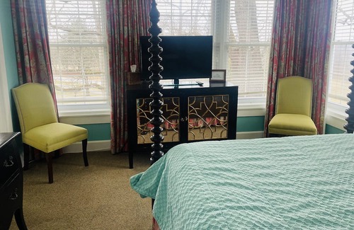 Clemmons Apartment | Cozy Oak Tree Room with Pool and Kitchen Amenities