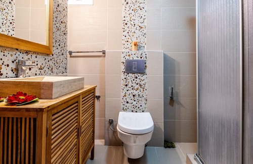 Ust Bostanci Apartment | Exciting Atasehir Flat with Kitchen and Breakfast Options