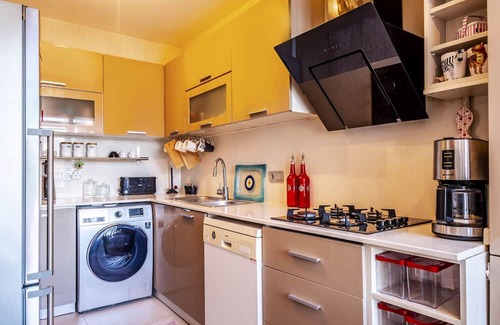 Ust Bostanci Apartment | Exciting Atasehir Flat with Kitchen and Breakfast Options