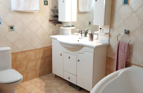 Volos City Centre Apartment | Electra Central Flat: Pet-Friendly Escape with Spa & Hot Tub
