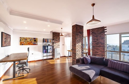 Maltepe Apartment | Sleek Flat near Public Transportation in Maltepe