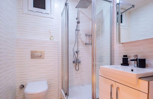 Maltepe Apartment | Sleek Flat near Public Transportation in Maltepe