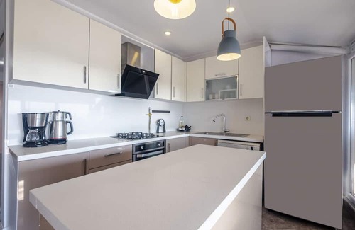 Maltepe Apartment | Sleek Flat near Public Transportation in Maltepe