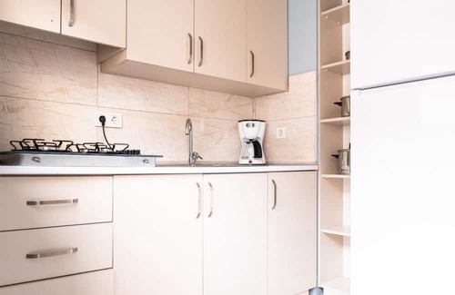 Goztepe Apartment | Cozy Flat Near Bagdat Street in Kadikoy with Kitchen Access