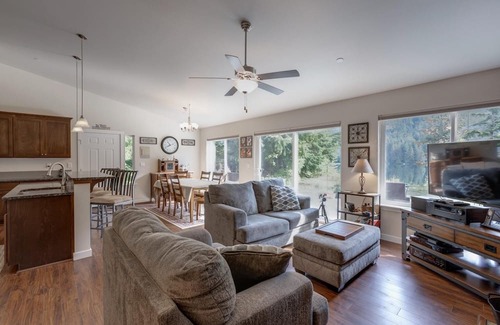 Maple Falls House | Mt. Baker Lodging Cabin 47 - Sleeps 6!