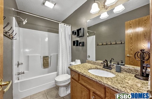 Pleasant Hill House | Elegant Executive House Near Downtown Des Moines