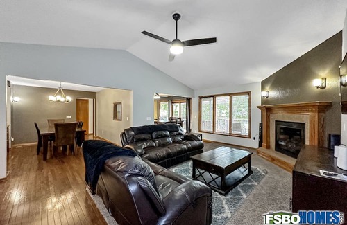 Pleasant Hill House | Elegant Executive House Near Downtown Des Moines