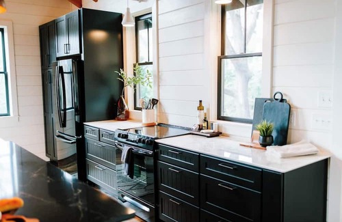 Clayton House | One of a Kind Stunning Lodge for 10 -Walk downtown+pool+hot tub+fire place