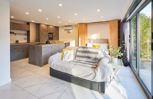 Holmbridge Apartment | Discover Pâl Lodge: Family-Friendly & Pet Friendly Retreat