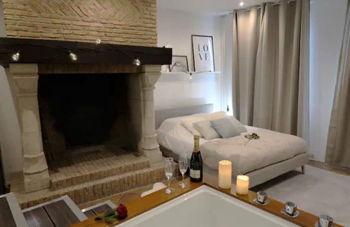 Saint-Valery-en-Caux Apartment | Relaxing Retreat at La Suite with Jacuzzi & Kitchen Amenity
