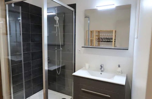 Saint-Valery-en-Caux Apartment | Relaxing Retreat at La Suite with Jacuzzi & Kitchen Amenity