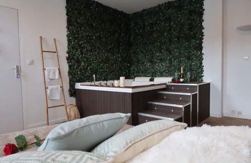 Saint-Valery-en-Caux Apartment | Relaxing Retreat at La Suite with Jacuzzi & Kitchen Amenity
