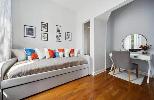 Grand Boulevard Apartment | Bronzeville Condo By Hyde Park